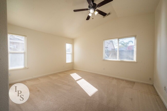 Building Photo - Kerman Westside Home, 3BR/2BA, Built 2004 - Lots of Amenities!