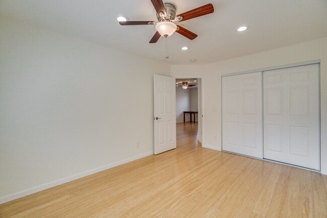 Building Photo - Beautiful 2 Bed/1 Bath Home only Blocks Fr...