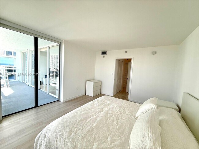 Building Photo - 20505 E Country Club Dr