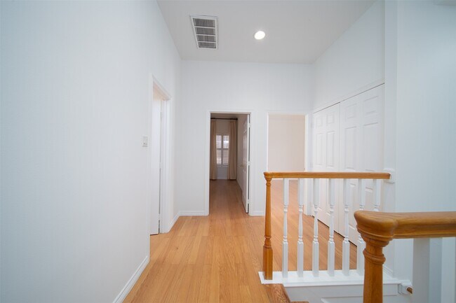 Building Photo - 3114 Lake St