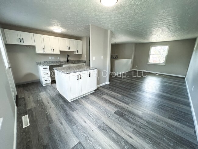 Building Photo - 912 Tellega Ave