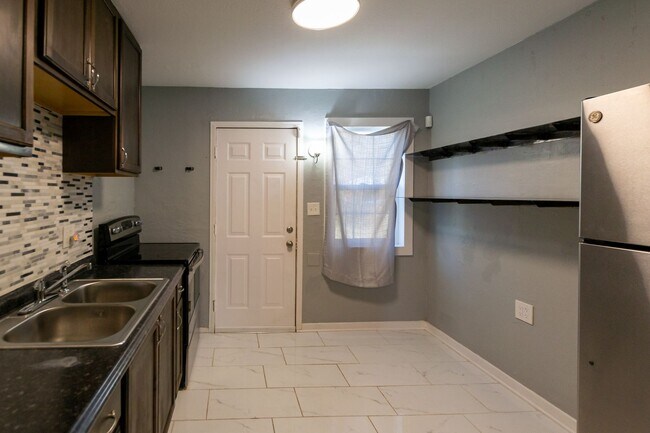 Building Photo - Charming 2-Bed, 1-Bath Home in South Oklah...
