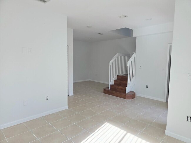 Building Photo - 3 Bedroom / 3 Bathroom Townhouse in Keys Cove Gated Community
