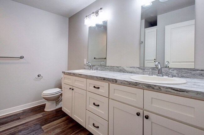 Building Photo - Spacious 2 Bed/2 Bath Condo in Prime Location