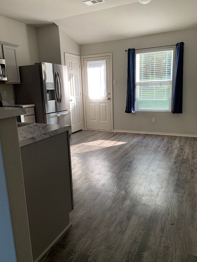 Building Photo - 3 bed 2 bath-Valley View-2 Car Garage