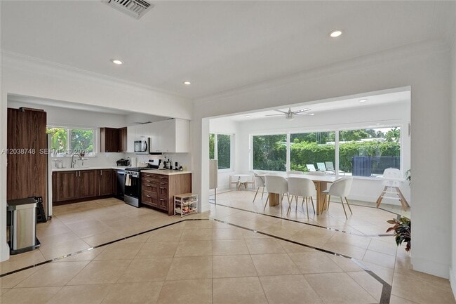 Building Photo - 2025 Alamanda Dr