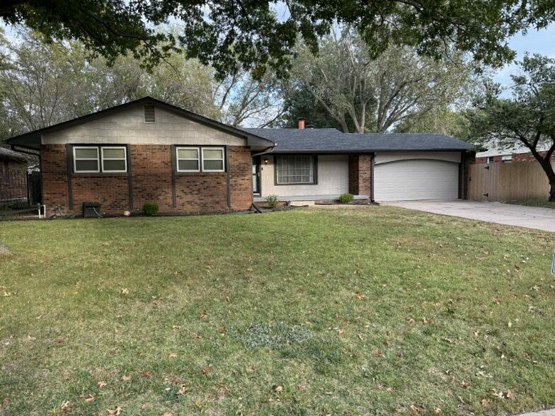 Primary Photo - 1324 N Crestline St