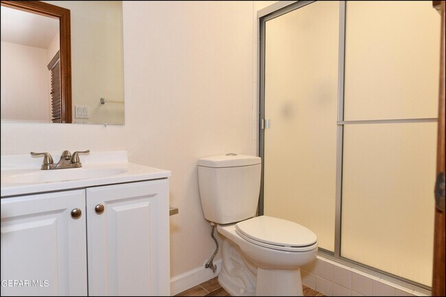 Building Photo - 1004 Los Jardines Cir