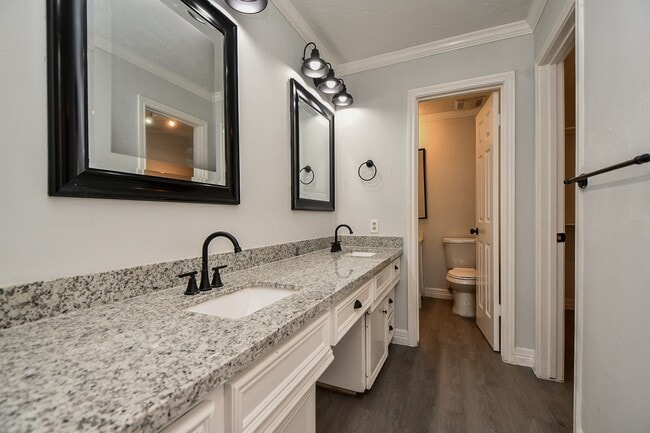 Building Photo - 14938 Mesita Dr