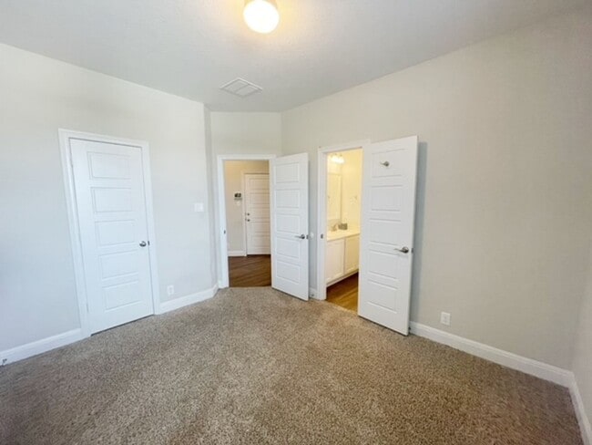 Building Photo - This stunning, 4BED/2BATH, well maintained...