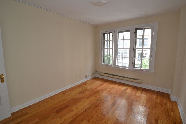 Building Photo - 533 W Roscoe St