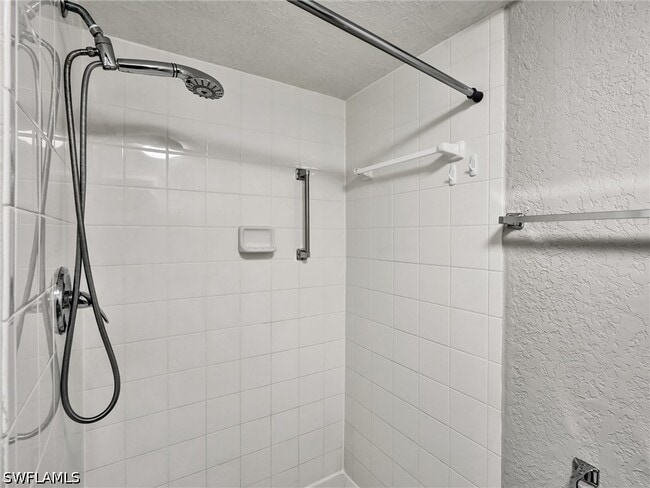 Building Photo - 4621 Bayshore Dr