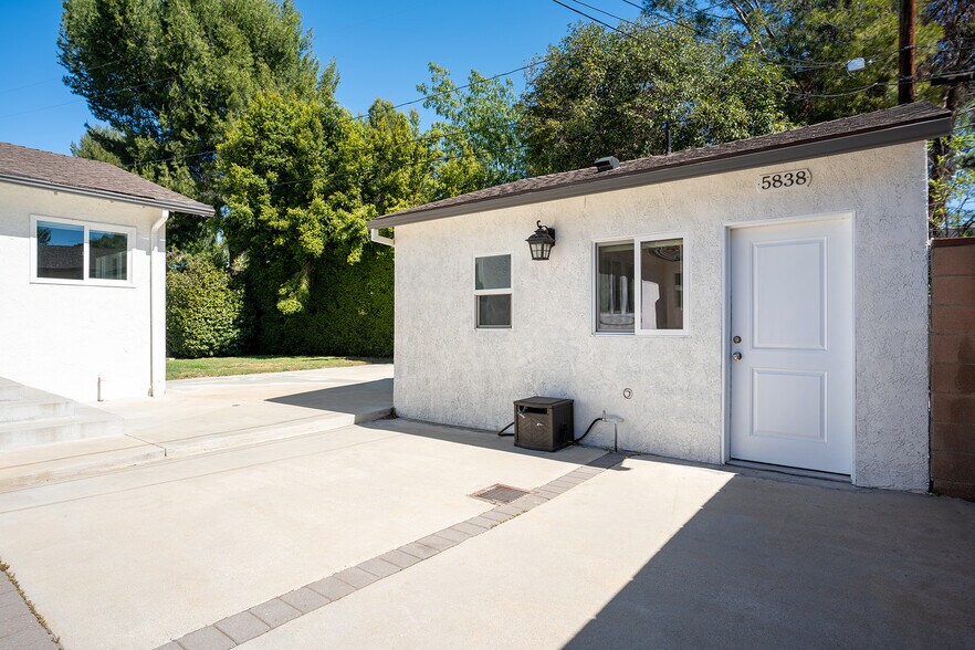 Building Photo - 5840 Allott Ave