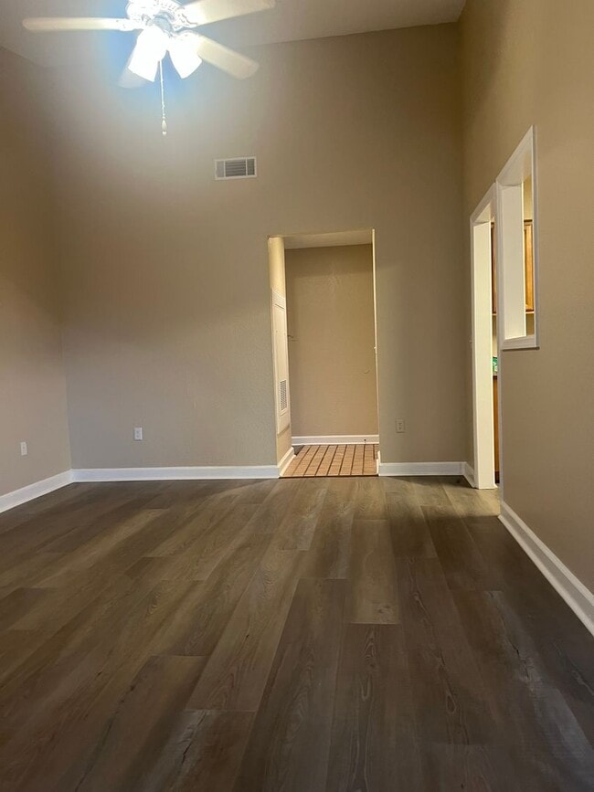 Building Photo - 2/2 first floor unit in Village Townhomes ...