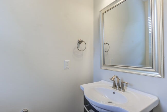 Building Photo - Townhome minutes from Lenovo Center: Available September 10th