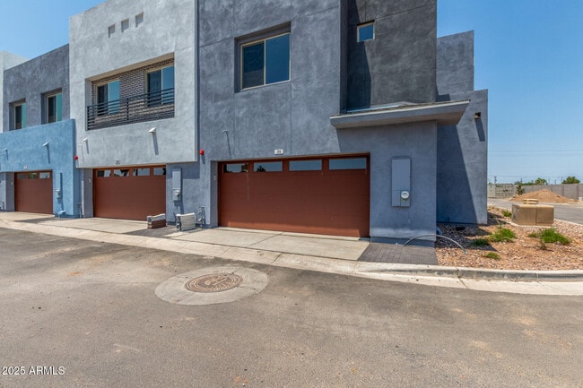 Building Photo - 733 E Commonwealth Ave