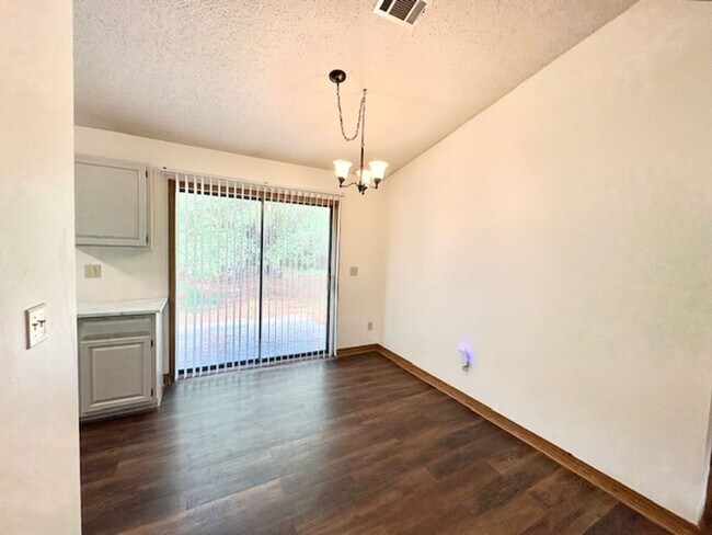 Building Photo - 912 Nutmeg Ave