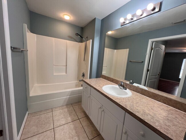 Building Photo - Charming 3-bedroom, 2-bath single-family home with a garage.