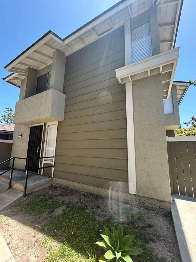 Building Photo - Spacious Renovated 3 bedroom/2 bath townhome in Paradise Hills! Move in Ready! $3,095
