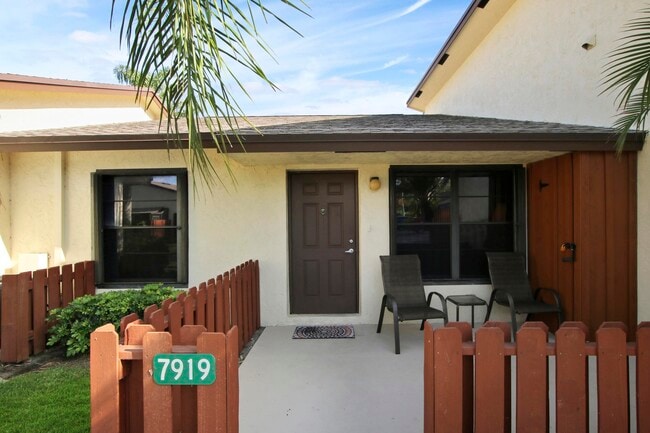 Building Photo - 7919 SE Villa Cir