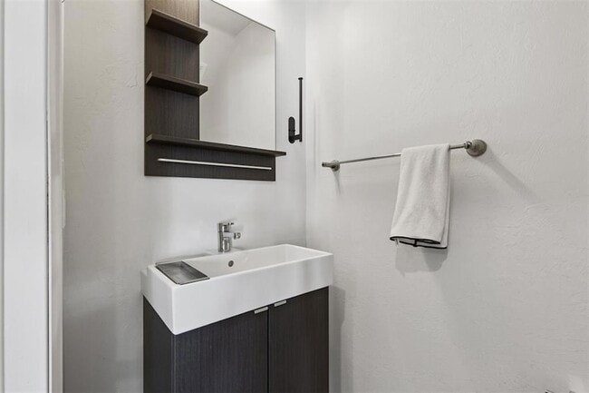 Building Photo - 1008 N Francis Ave