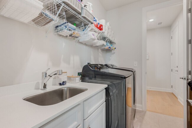 Building Photo - 3041 Shandor St