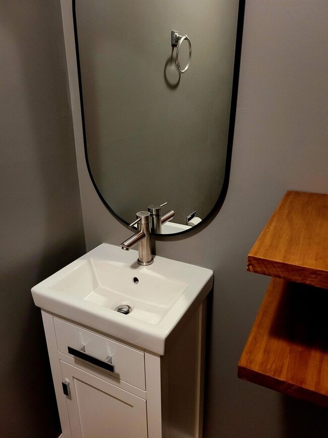 Building Photo - 4 bedroom Townhouse on Bloomington's South Side; Located in The Woodlands!