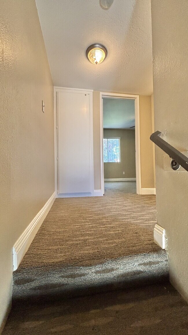 Building Photo - 2 Bedrooms Townhome Availble For Rent in I...