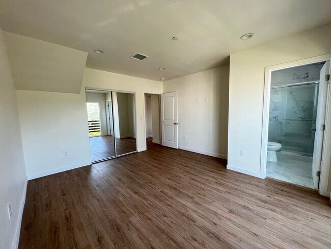 Building Photo - 2416 Carmona Ave