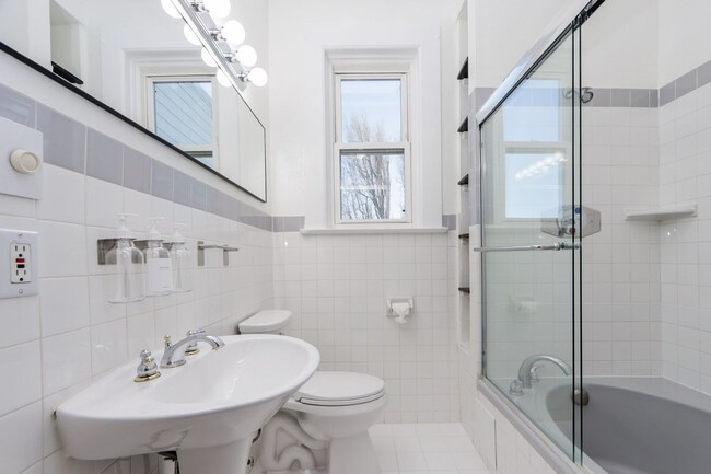 Building Photo - 3 Bed / 2 Bath pet friendly large and sunny unit on 24th St in Noe Valley. YouTube tour!