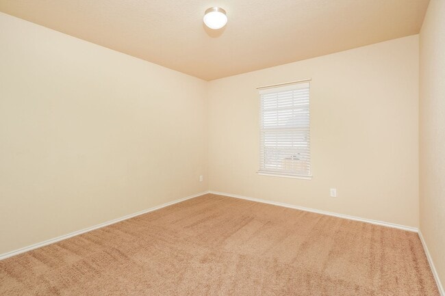 Building Photo - 4 bedroom home only 4 miles from Randolph AFB