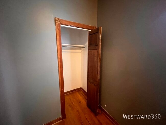 Building Photo - 3110 N Kenmore Ave