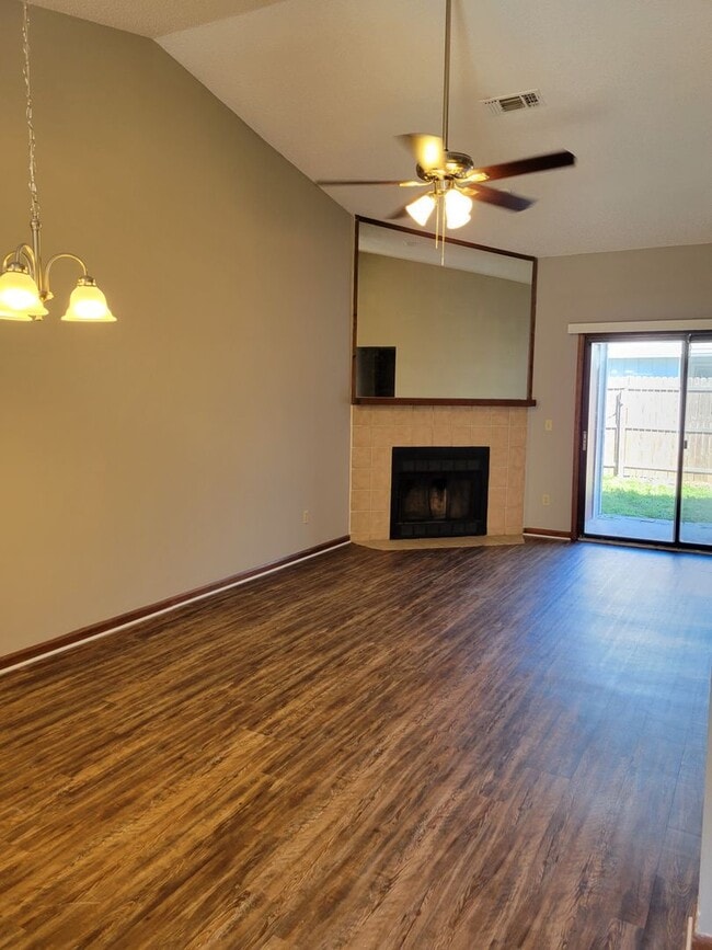 Building Photo - $1195 - 2/2 - Jefferson Square has receive...