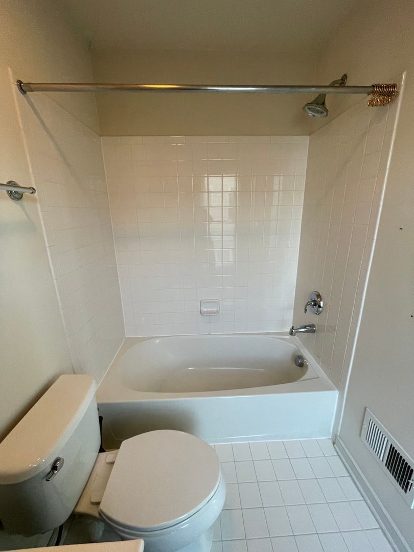 Fourth floor bathroom tub/shower - 624 Regent Pl NE