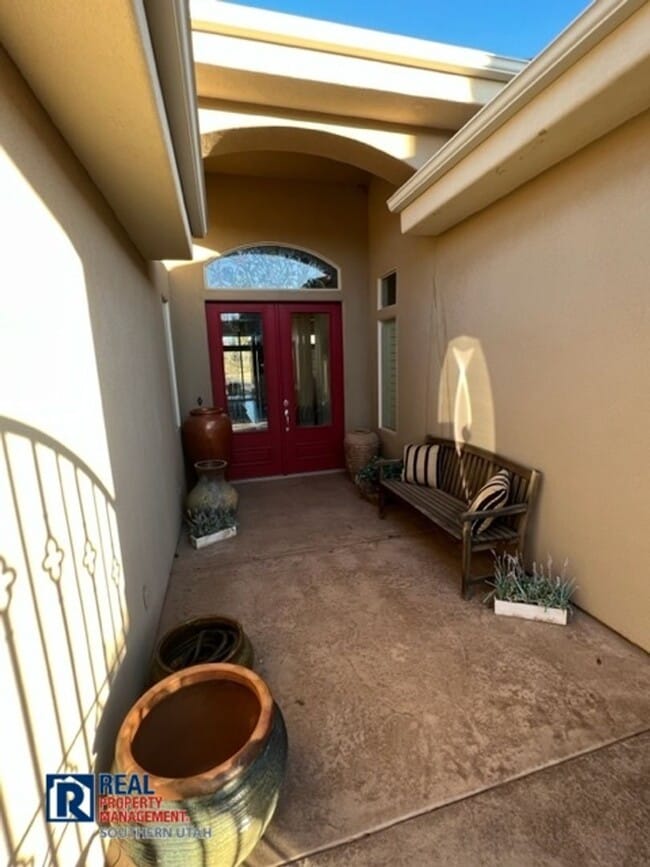 Building Photo - Fully Furnished Home