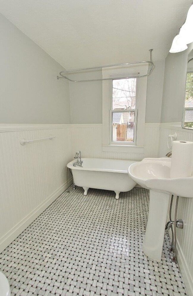 Building Photo - Charming Cottage Style North End Home