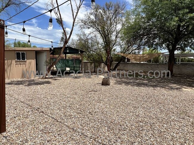 Building Photo - Spacious Two Bedroom