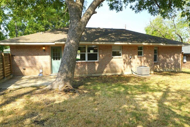 Building Photo - 210 Baber St