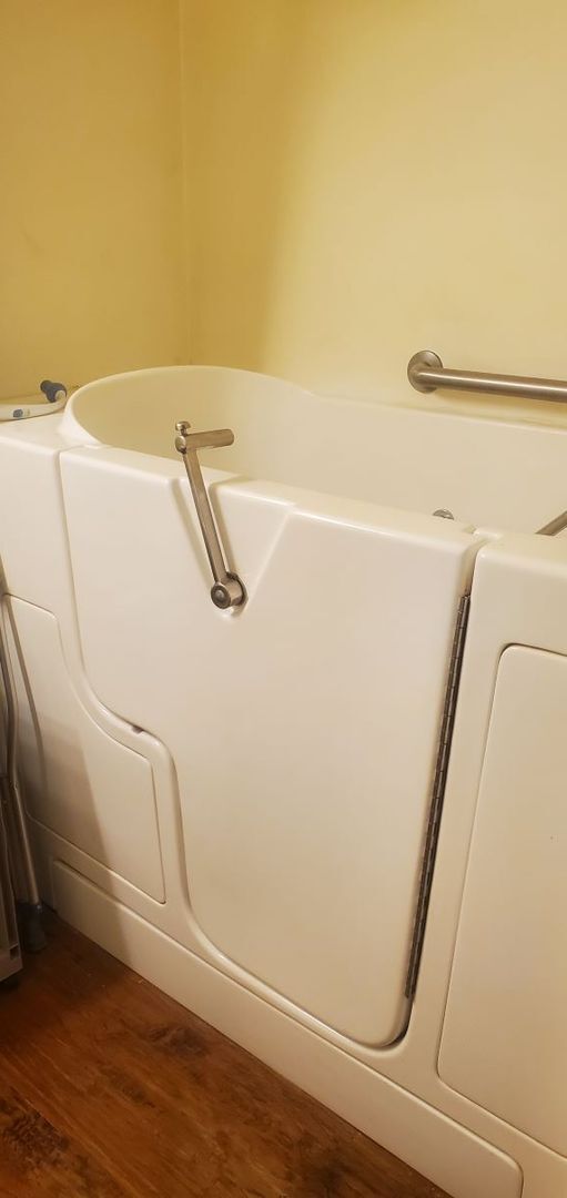 Building Photo - Handicap Accessible 2 bd, 2 ba - Beautiful...