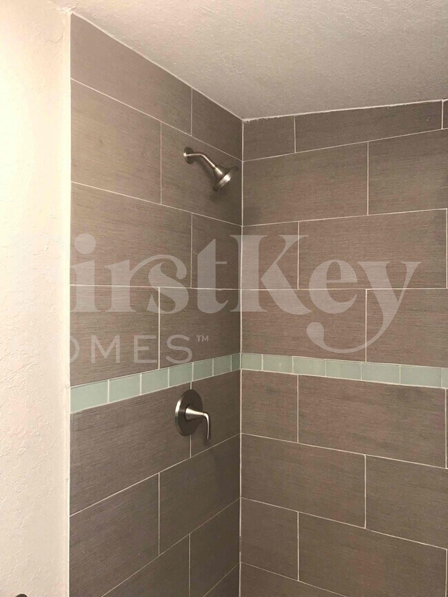 Building Photo - 1640 NE 32nd Pl