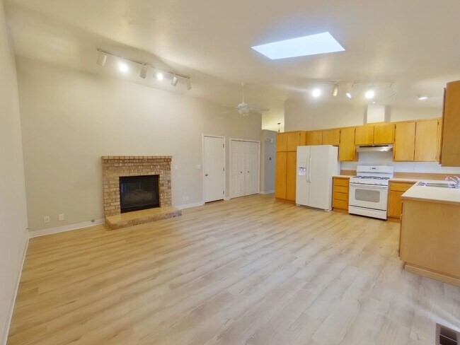 Building Photo - 2310 Snelling Dr