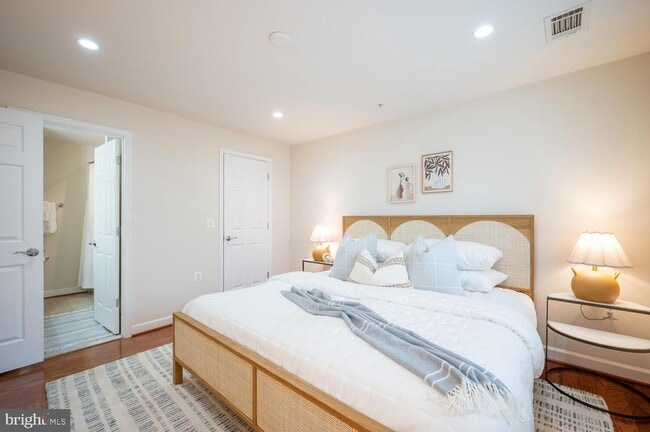 Building Photo - 4113 S Four Mile Run Dr