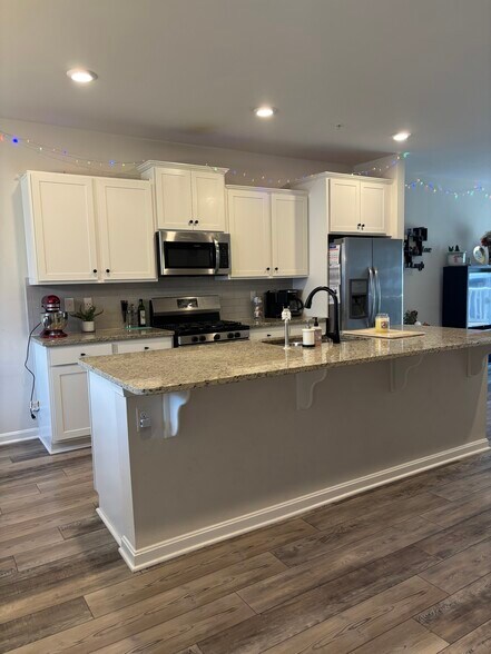 Building Photo - 2009 Thornbrook Way