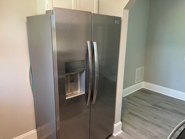 Building Photo - 202 E Columbia Ave