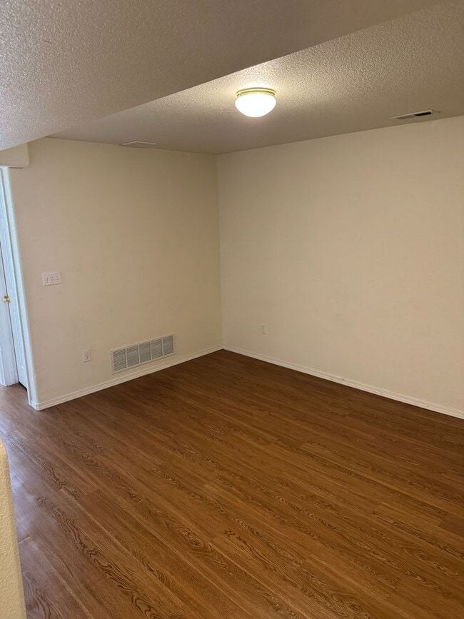 Building Photo - Beautiful 3-Bedroom 2.5 Bathroom in Briarg...