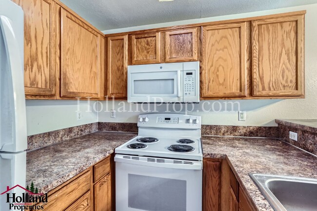 Building Photo - Cozy Comfort in Beaverton – 3-Bed, 2.5-Bat...