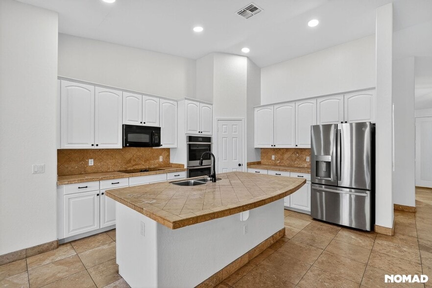 Building Photo - 7742 E Los Gatos Dr