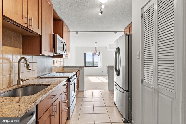 Building Photo - 307 Yoakum Pkwy