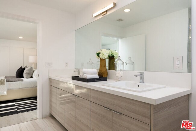 Building Photo - 846 N Alta Vista Blvd