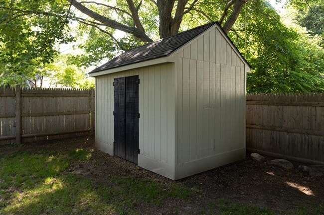 Building Photo - 400 Colonial Dr